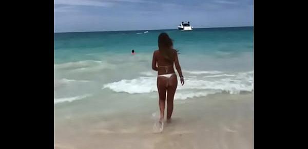  Jovencita 18 con tremendo culo en bikini en la playa